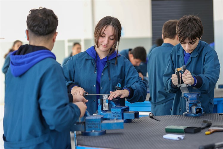 Kız öğrencilere rol model oluyor