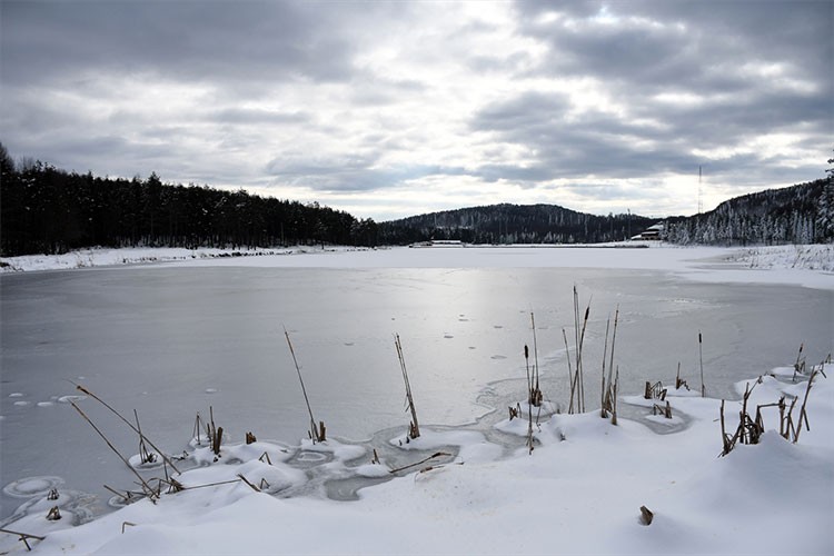 Topuk Yaylası Göleti'nin yüzeyi karla kaplandı