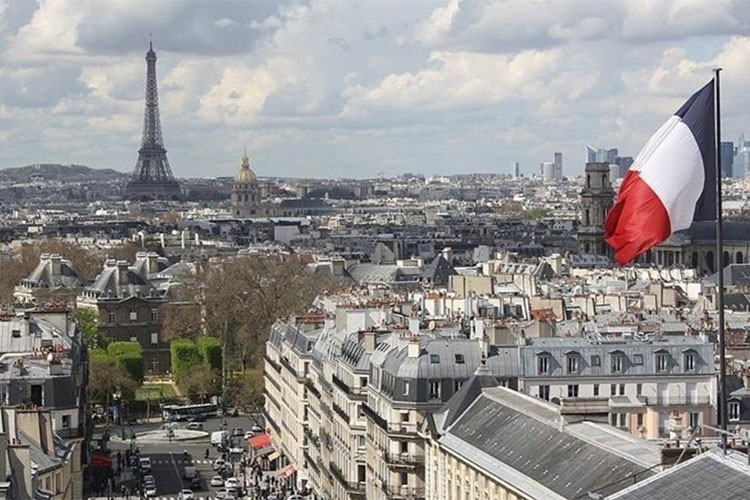 Fransa ekonomisi siyasi kriz nedeniyle geriledi