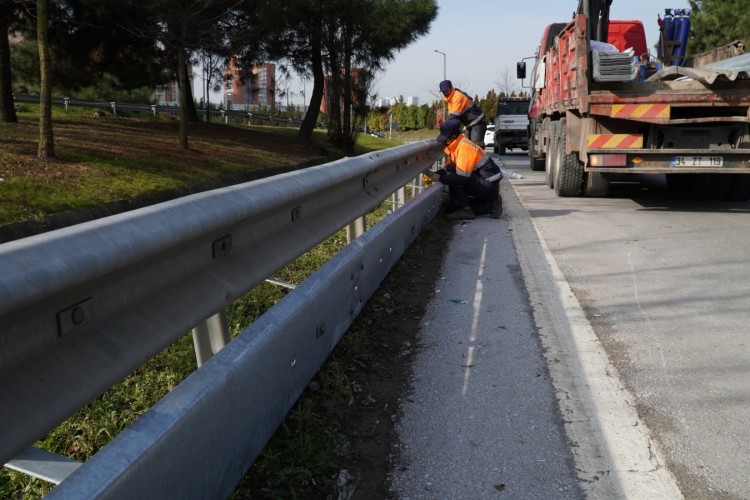 İBB'NİN 'MOTORCU DOSTU BARİYER