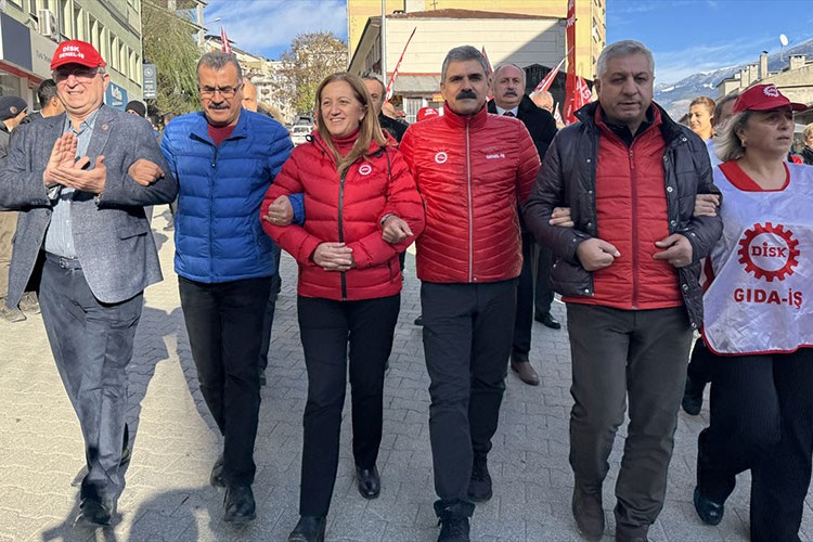 "İnsanca yaşanacak asgari ücret istiyoruz"