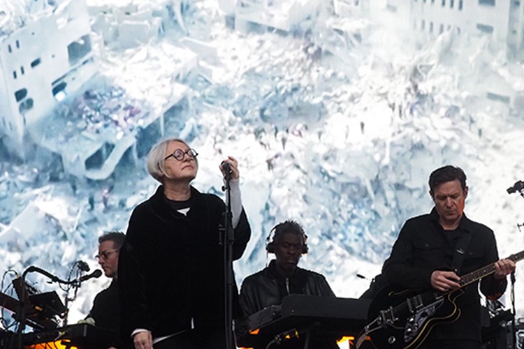 Ünlü isimler Massive Attack sahnesinde