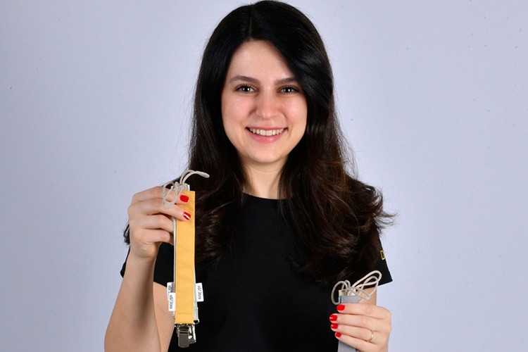 Mesleği bırakıp emzik askısı üretmeye başladı