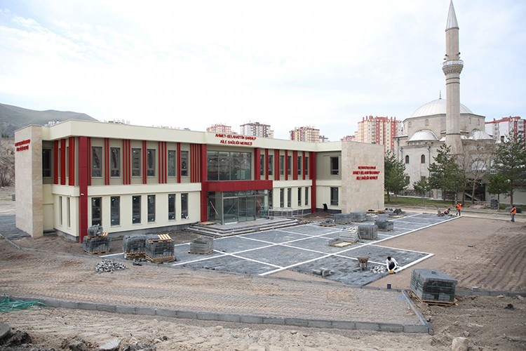 Ahmet-Selahattin Sarıalp Aile Sağlığı Merkezi'ne çevre ve peyzaj düzeni