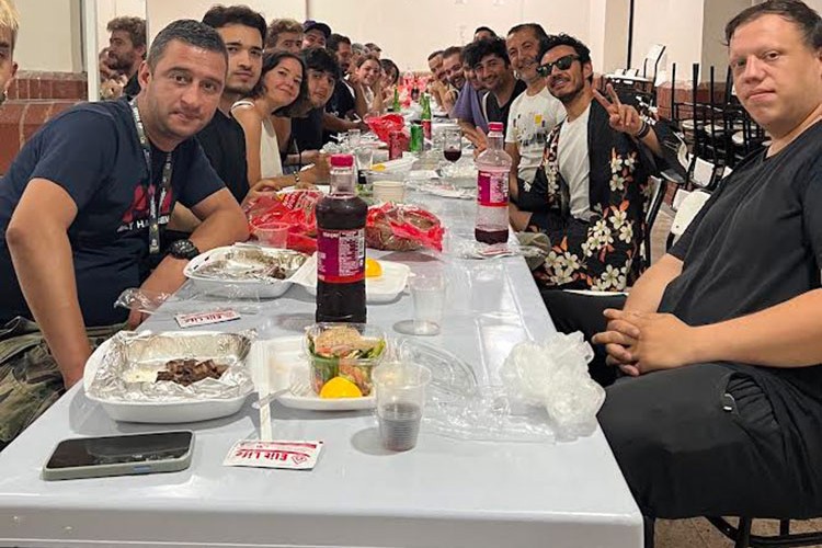 Buray, ekibiyle birlikte yemek yedi