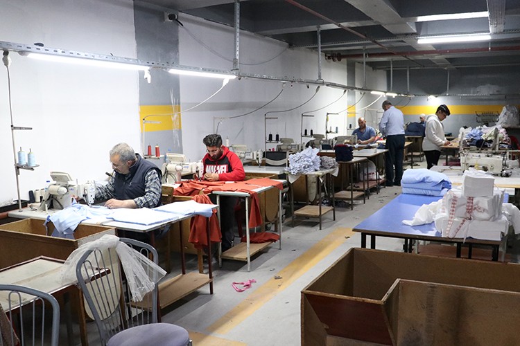 Depremzede tekstilciler, tezgahlarının başına geçti