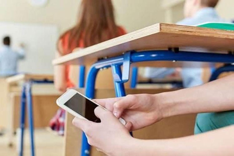 Okullarda cep telefonu yasağı teknoloji bağımlılığı riskini azaltıyor