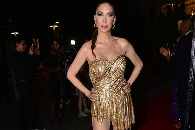 Ödül Törenine 50 kg ağırlığında kıyafet ile geldi