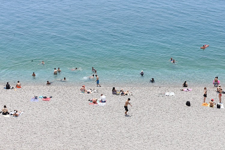 Antalya sahillerinde Bayramın ilk gününde yoğunluk yaşanıyor