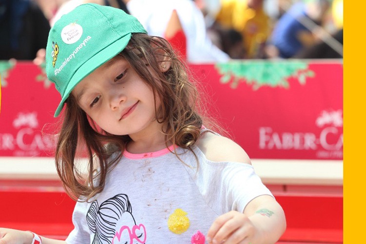 500.000 eğitim kitini tüm dünya çocuklarına ulaştıracak