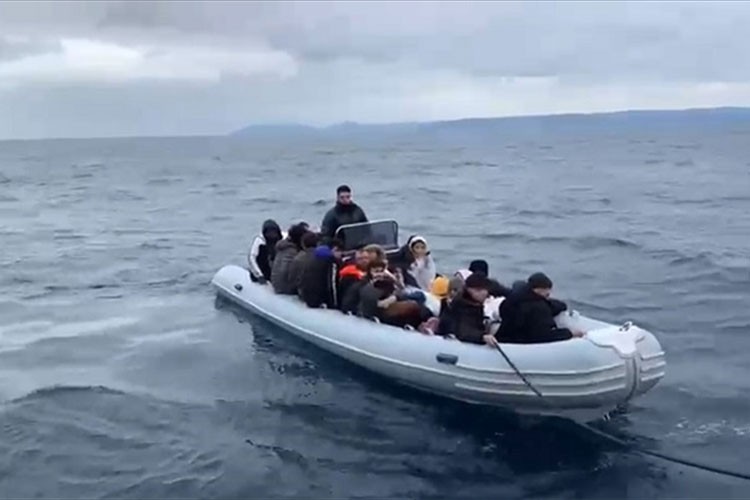 İzmir'de 38 düzensiz göçmen yakalandı