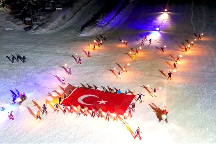 Sarıkamış Kayak Merkezi'nde meşaleler geceyi aydınlattı