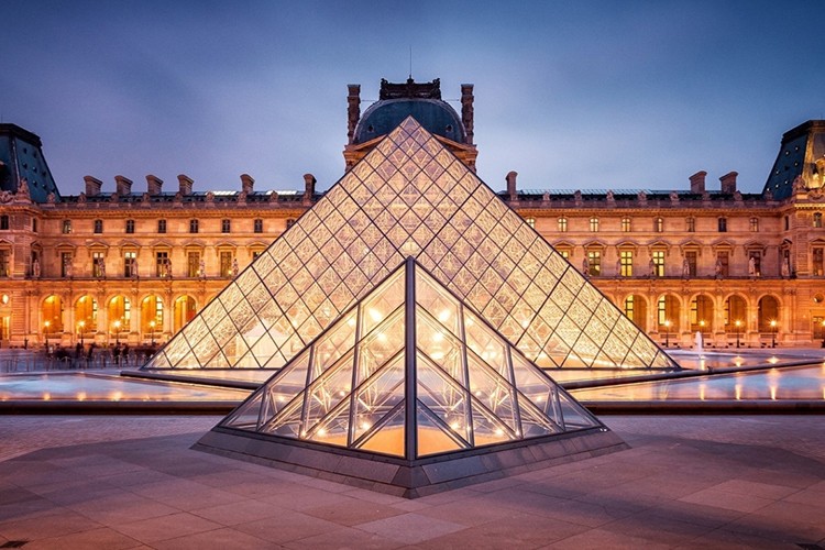 Fransa'da Louvre Müzesi'nden tarihi mücevherler çalındı