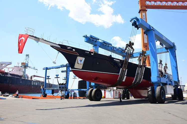 En lüks yelkenli Sallyna suya indi