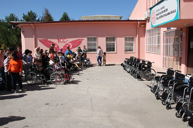 Engelli öğrencilere tekerlekli sandalye desteği