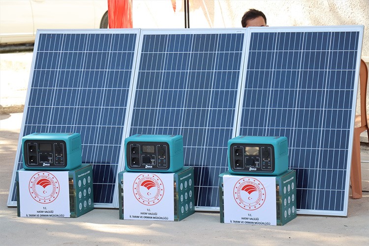 Hatay'da güneş paneliyle güç kaynağı seti dağıtıldı