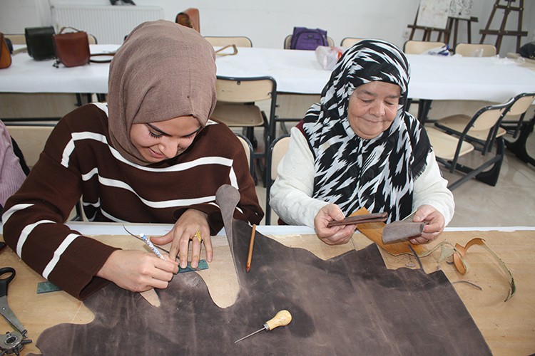 Van'da deri işleme kadınların mesleği oldu