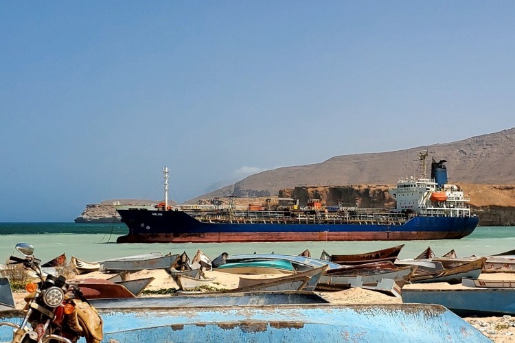 Yemen'de karaya oturan tankerdeki petrol tahliye edildi