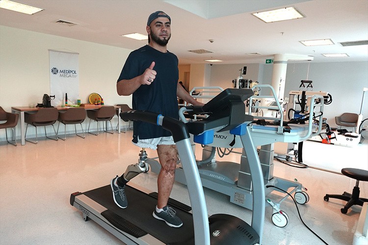 Türkiye'de gerçekleştirilen ameliyatla desteksiz yürümeye başladı