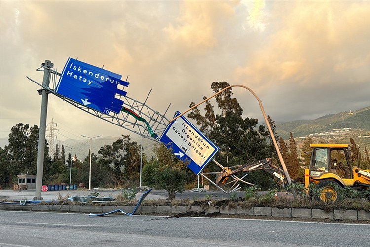 Damperi açık unutulan tır, trafik levhalarını devirdi