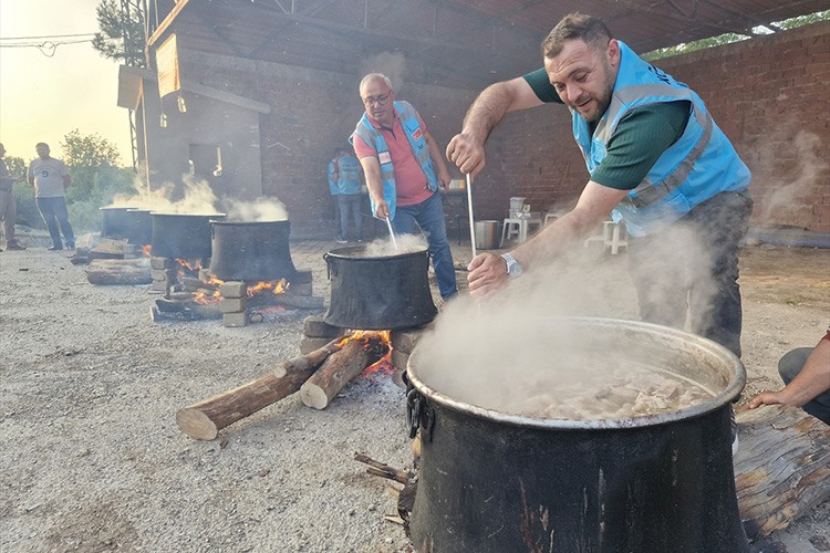Tokat'ta asırlık kavurma ikram etme geleneği yaşatılıyor