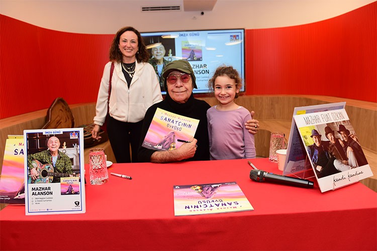 Küçük hayranlarını şarkılarla ağırladı