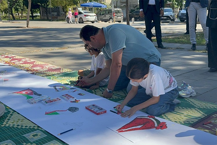 Antalya'da çocuklar Filistin'e destek için resim çizdi