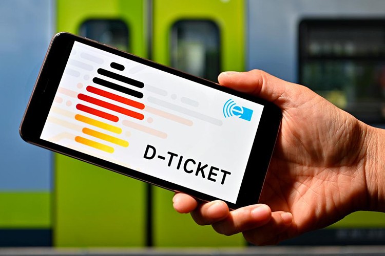 Almanya'da 49 euroluk abonman dönemi başladı