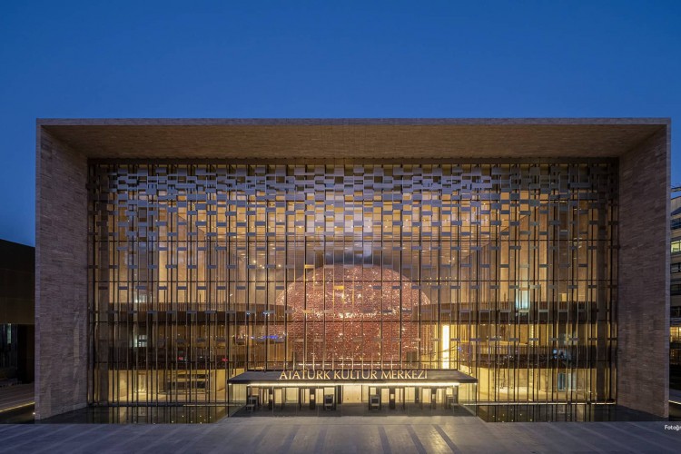 AKM'de özel performans