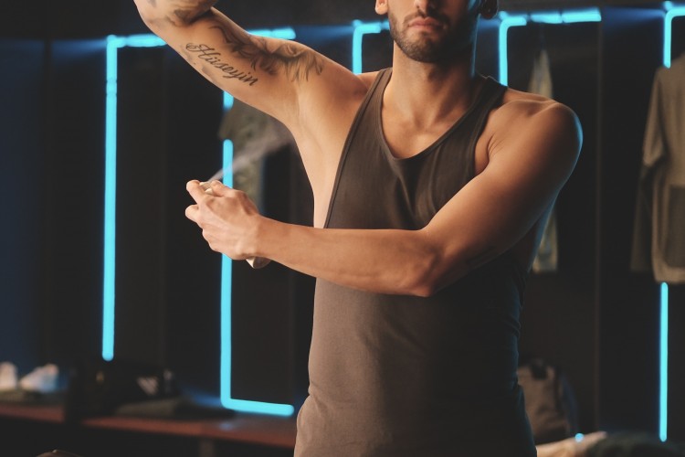 DÜNYACA ÜNLÜ FUTBOLCU HAKAN ÇALHANOĞLU REXONA'NIN YENİ KAMPANYA YÜZÜ OLDU