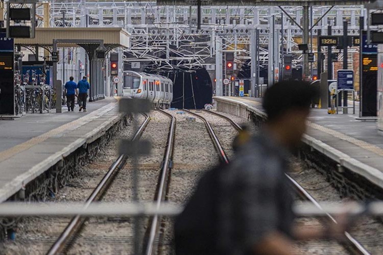 Tren sürücülerinin grevi İngiltere'de hayatı felç etti