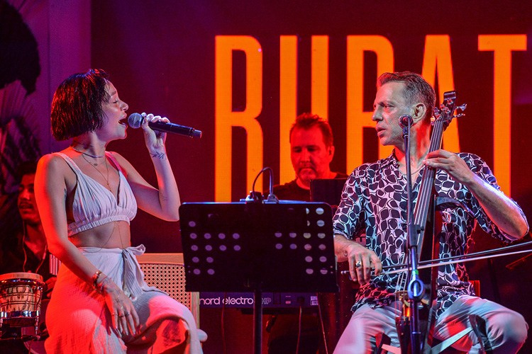 Rubato ve Alya'dan sahnede sürpriz düet