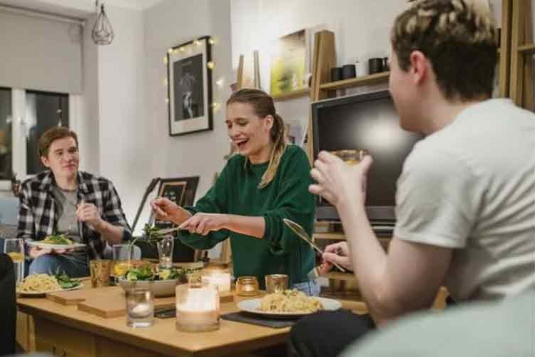 İngiltere'de insanlar pahalılıktan eve kapandı