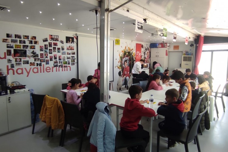 Akbank Güzel Yarınlar Hareketi, Kahramanmaraş'ta Depremden Etkilenen Gençlerle Buluşuyor