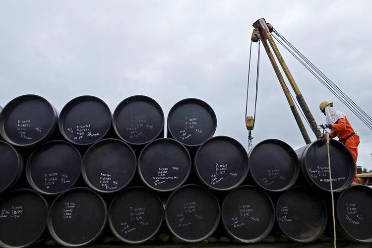 Küresel petrol arzı ekimde günlük 320 bin varil arttı