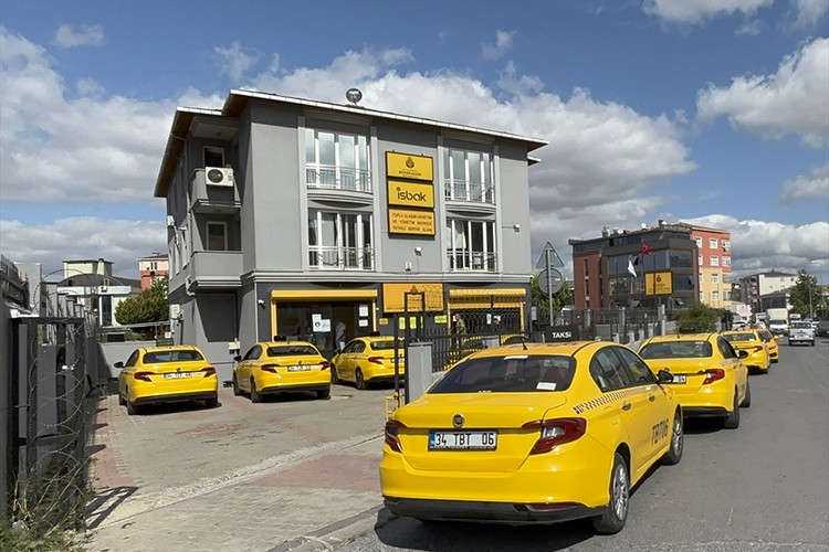 İstanbul'da taksiciler yeni tarife için cihazlarını istasyonlarda güncelletiyor
