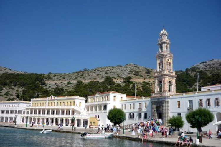 Saat kulesinin gölgesinde Symi Adası