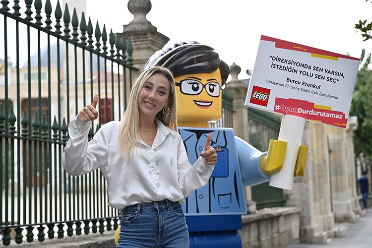 Dev LEGO minifigürleri kızlara ilham vermek için sokağa çıktı!