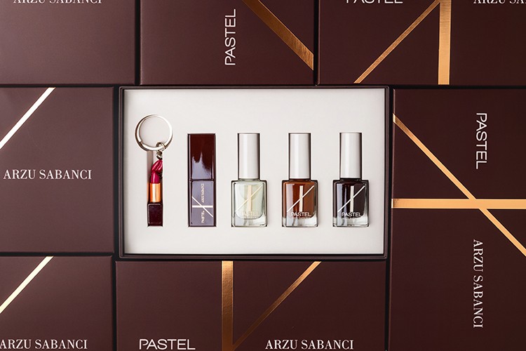 Pastel x Arzu Sabancı ile sezonun oje renk seçkisi
