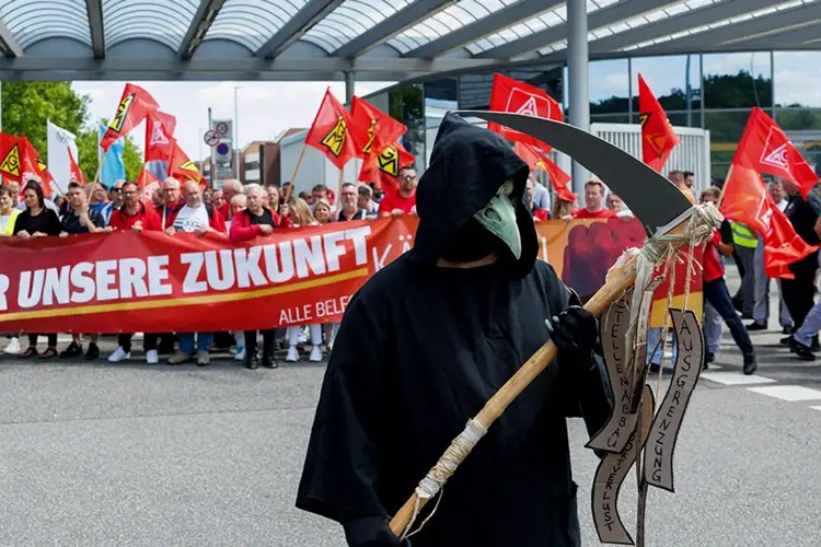 Alman otomotiv devleri neden binlerce işçi çıkarıyor?