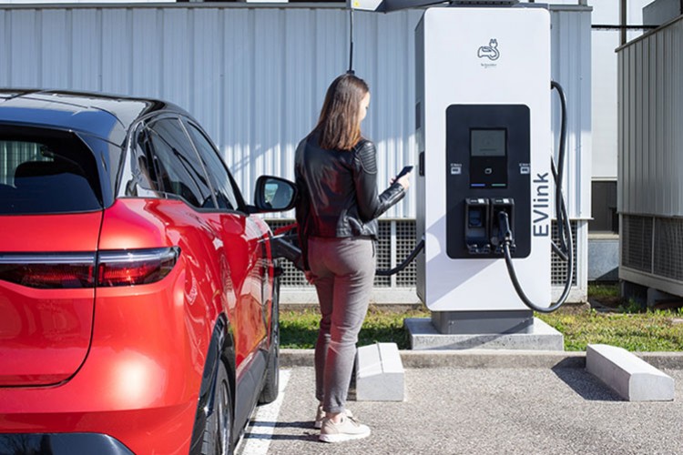 Hızlı elektrikli araç şarj istasyonu piyasada