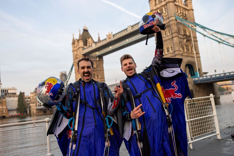 Londra'da Tarihi An: Avusturyalı Wingsuitçiler Tower Bridge Üzerinden Uçtu
