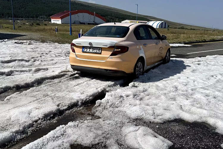 Ardahan beyaza büründü: Güneşe rağmen erimedi