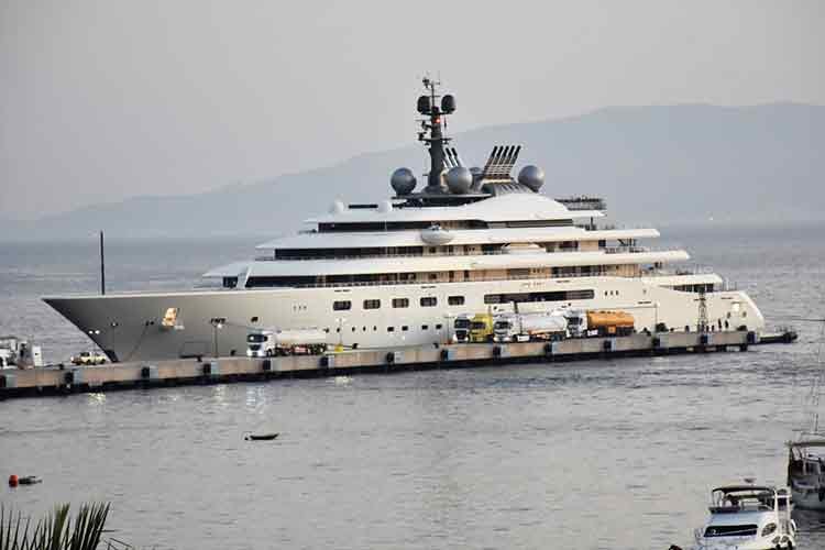 "Blue" adlı mega yata Bodrum'da yakıt ikmali yapıldı