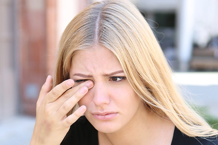 Geçmeyen Göz Seğirmesi Ne Zaman Ciddiye Alınmalı?