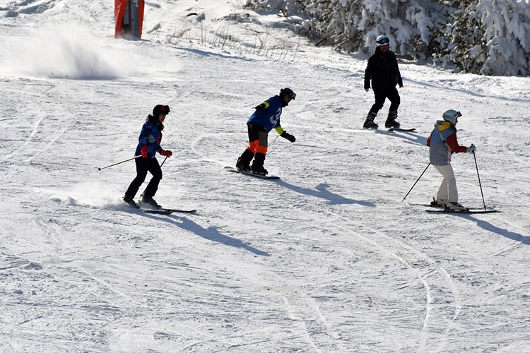 Sarıkamış Kayak Merkezi'nde kayak keyfi sürüyor