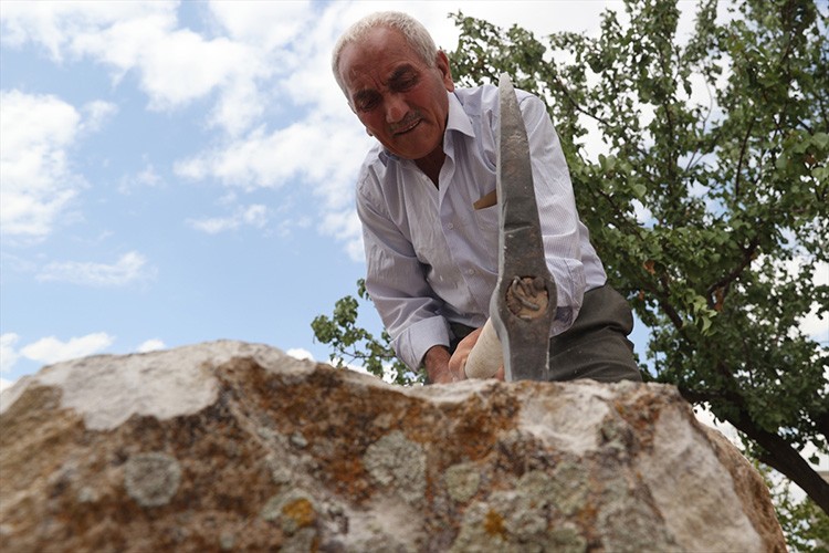 Hayvanlar susuz kalmasın diye kayalara yalak yapıyor