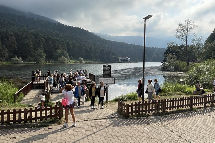 Günübirlik tatilciler Gölcük Tabiat Parkı'nda yoğunluk oluşturdu