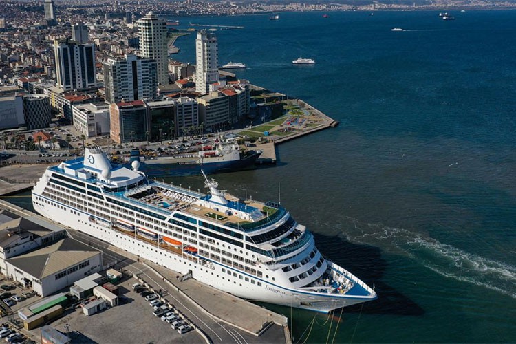 İzmir'e kruvaziyerle 2 bin 700 turist geldi