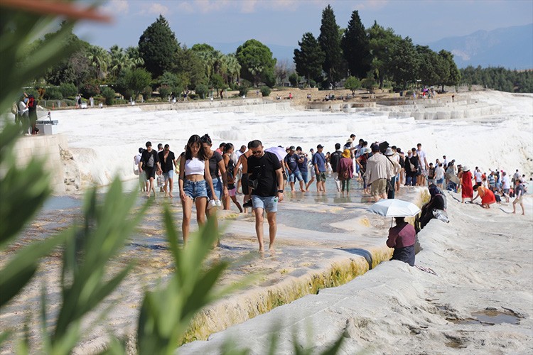 Pamukkale'yi yılın 8 ayında 1 milyon 700 bin turist ziyaret etti